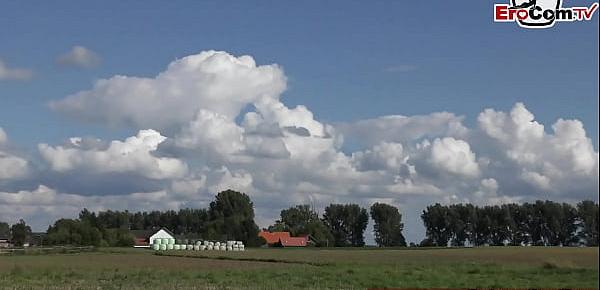  Deutsche blondine hat Sextreffen mit einem bauern auf dem bauernhof